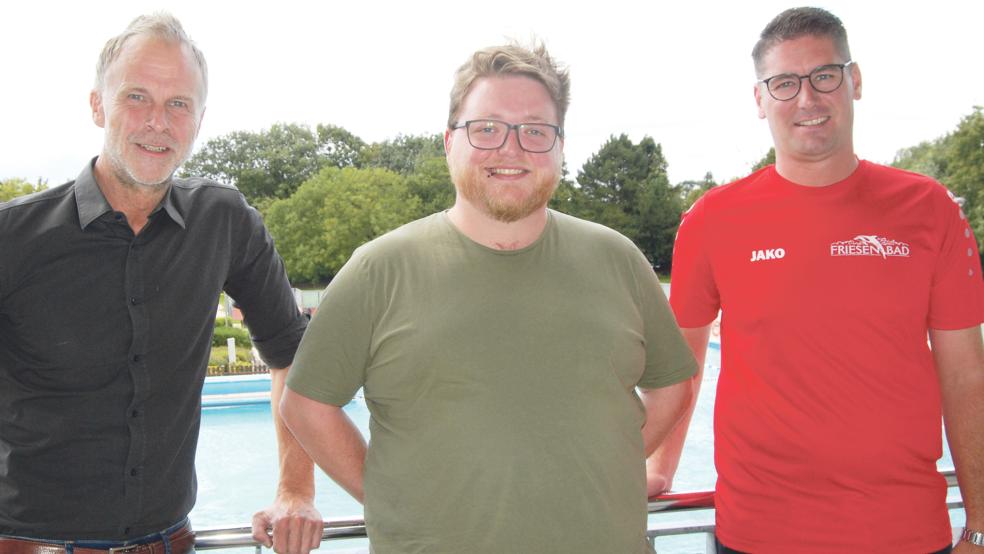 Hermann Welp, Geschäftsführer des Friesenbades, und Betriebsleiter Markus Bakker (rechts) haben den »Neuen« in die Mitte genommen. Andreas Wilken wird ab dem 1. September das Team des Friesenbades verstärken.  © Foto: Hoegen