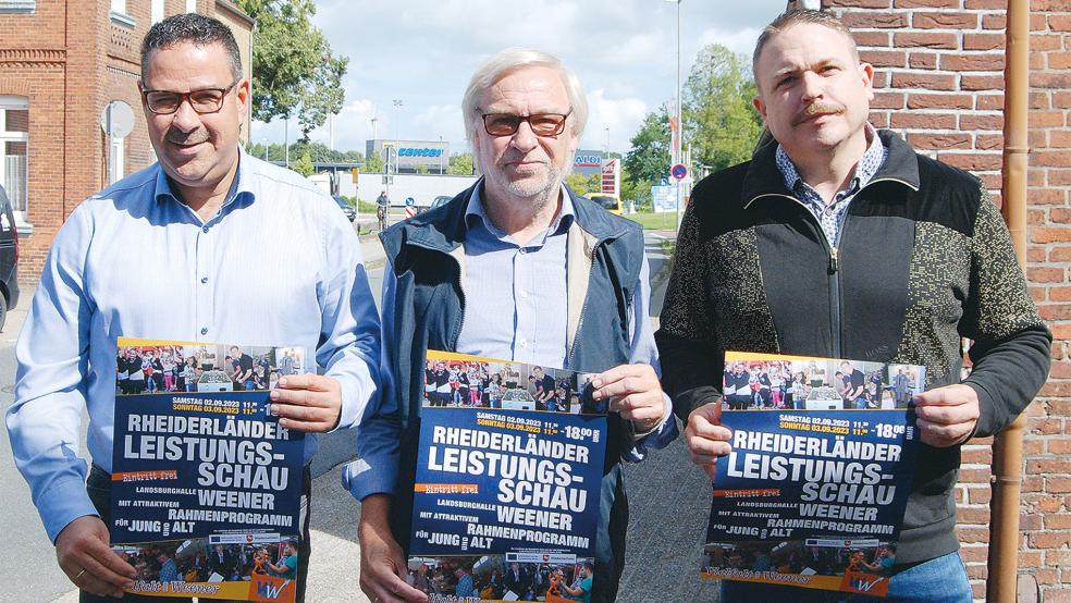 Freuen sich auf die erste »Rheiderländer Leistungsschau«: Von links Hermann Hanschel, Kassenwart der Werbegemeinschaft, Vorsitzender Evert Pastoor und Matthias Sap vom Aktionsausschuss der Werbegemeinschaft mit dem aktuellen Plakat.  © Foto: Hoegen