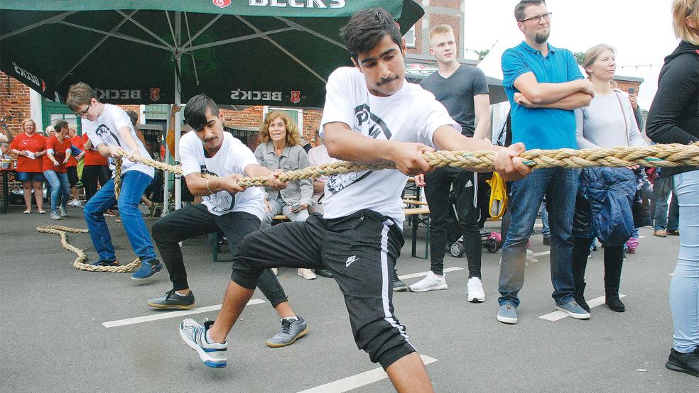 Kraft und Teamarbeit sind beim Tauziehwettbewerb gefragt, der auch diesmal zum Programm der »Maritimen Woche« in Weener gehört. Das Foto entstand 2019.  © Archivfoto: Kuper