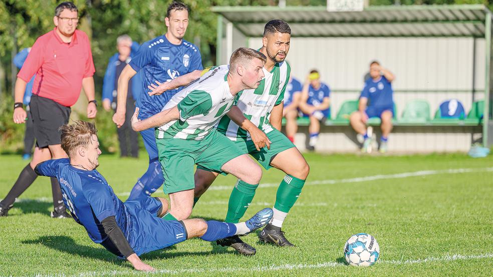 Markus Müller und Alisson Menezes können sich gegen Denis Zglavoci durchsetzen. In der zweiten Halbzeit wurde es eine intensive Partie mit vielen kleinen Fouls auf beiden Seiten.  © Foto: Bruins