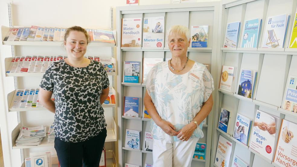 Schauen immer ganz genau hin: Karin Itzen (rechts) und Mareke Eilers von der Verbraucherzentrale Ostfriesland.  © Foto: Jürgens