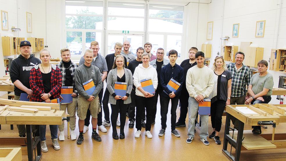 Uwe Herzich (von rechts), Mario Berger und Sonja Hinz überreichten den frisch ausgelernten Tischlerinnen und Tischlern ihre Zeugnisse und gratulierten zur bestandenen Ausbildung.  © Foto: BBZ