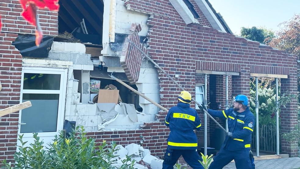 Das Haus ist einsturzgefährdet. Das THW musste einige Wände kontrolliert einreißen. © Janßen (Kreisfeuerwehr)