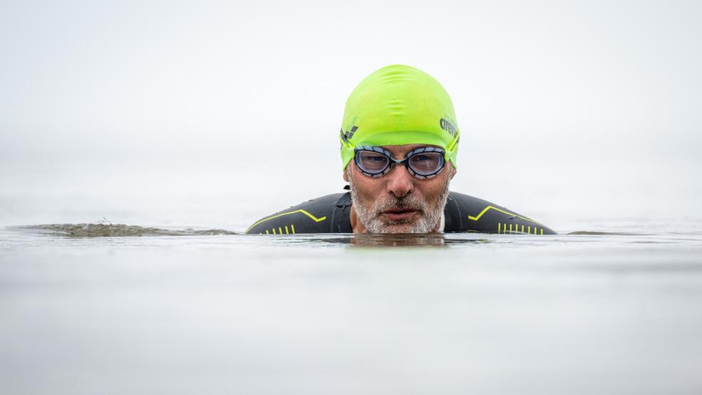 Frank Feldhus ist an der ostfriesischen Leybucht in der Nordsee. In nur 48 Stunden will der Oldenburger Langstreckenschwimmer von diesem Sonntag an alle sieben Ostfriesischen Inseln von Wangerooge bis Borkum abschwimmen. Dabei will der 63-Jährige von Inselufer zu Inselufer durch die Seegatten, also die Strömungsrinnen zwischen den Inseln, schwimmen - das entspricht zusammengerechnet einer Schwimmstrecke von rund 30 Kilometern.  © dpa