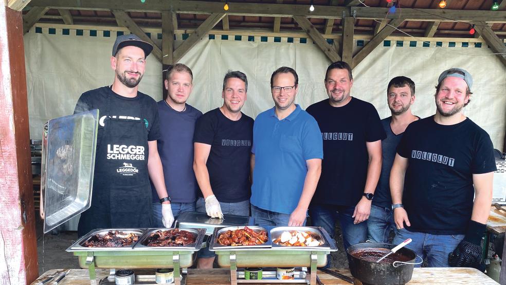 Schon bei der Grillevent-Premiere 2022 mit »Vollglut Rheiderland«, hier das Team mit Kim Uwe Siemons, Vorsitzender des Dorfvereins (MItte) gab es 80 Voranmeldungen.  © Foto: Kuper
