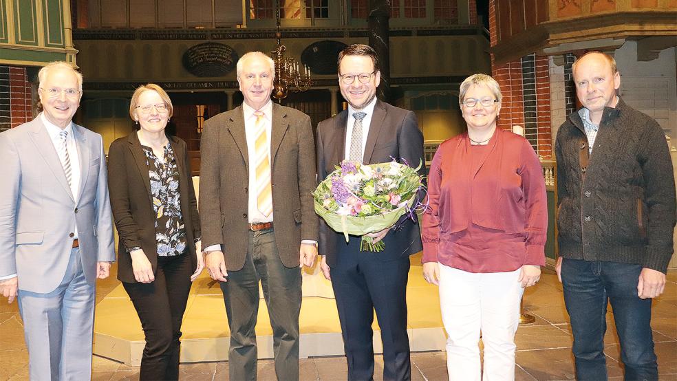 Regionalbischof Dr. Detlef Klahr (von links), Marika Cuno (Kirchenkreisvorstandsmitglied) und Theo Weber (Vorsitzender der Kirchenkreis-Synode) mit Christian Neumann und den beiden stellvertretenden Superintendenten des Kirchenkreises Norden, Cordula Trauner und Andreas Lüder, nach der Wahl von Christian Neumann zum Superintendenten.  © Foto: Michaela Kruse