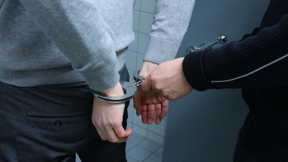 Einen 17-jährigen Auricher hat die Polizei festgenommen. Ihm wird vorgeworfen, eine Prostituierte überfallen und um Bargeld beraubt zu haben.  © Foto: Pixabay