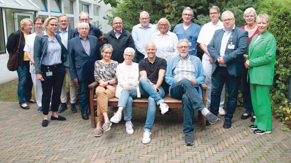 Freude über die neue Lösung zur Besetzung des Krankenhaus-Empfangs in Weener: Die künftigen Ansprechpartner zusammen mit Klinikleitung und -Personal sowie der Spitze des Krankenhausvereins.  © Foto: Klinikum Leer