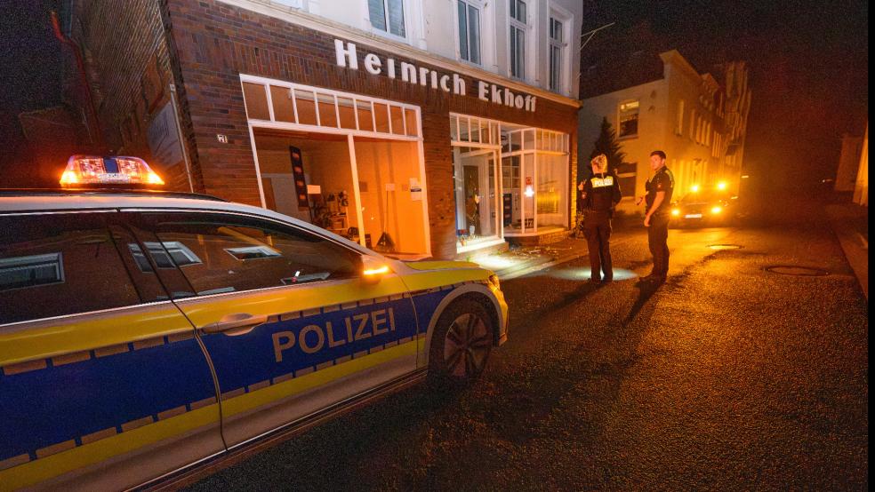 Die Polizei bei der Tatortaufnahme nach dem nächtlichen Einbruchversuch in das Eisenwarengeschäft Ekhoff. © Bruins