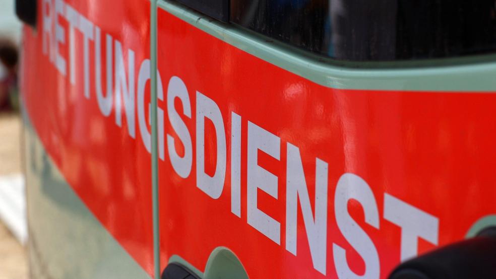 MIt einem Krankenwagen musste eine 23-jährige Frau aus Moormerland nach einer handgreiflichen Auseinandersetzung auf dem Schützenfest in Nermoor ins Krankenhaus eingeliefert werden. © Archiv