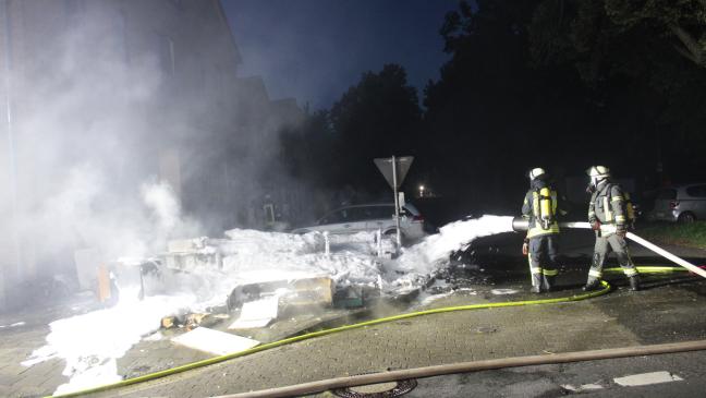 Sperrmüllhaufen an der Risiusstraße steht in Flammen