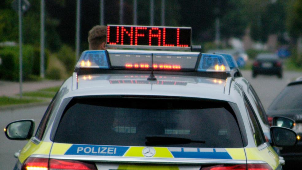 Beim Zusammenstoß eines Rettungswagens mit einem Auto in Loppersum sind am Sonnabend sowohl die Insassen des Rettungswagens als auch eine 47-jährige Frau verletzt worden. © Hoegen