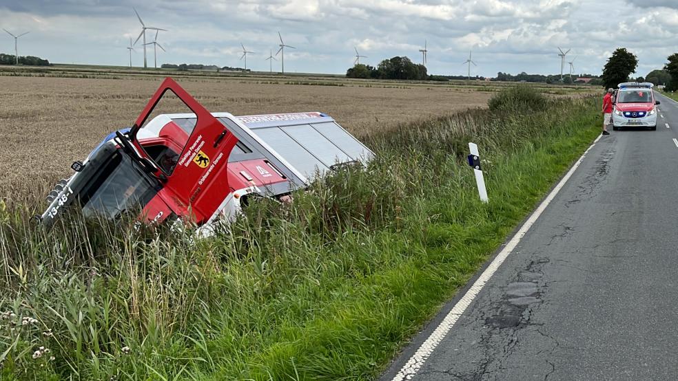 Die beiden Insassen des Löschfahrzeugs blieben unverletzt. © Kreisfeuerwehr Aurich