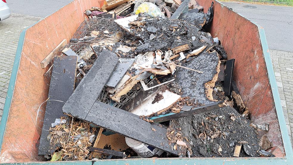 Diese Überreste des Sperrmüllhaufens wurden gestern in einem Container abtransportiert.  © Foto: Szyska