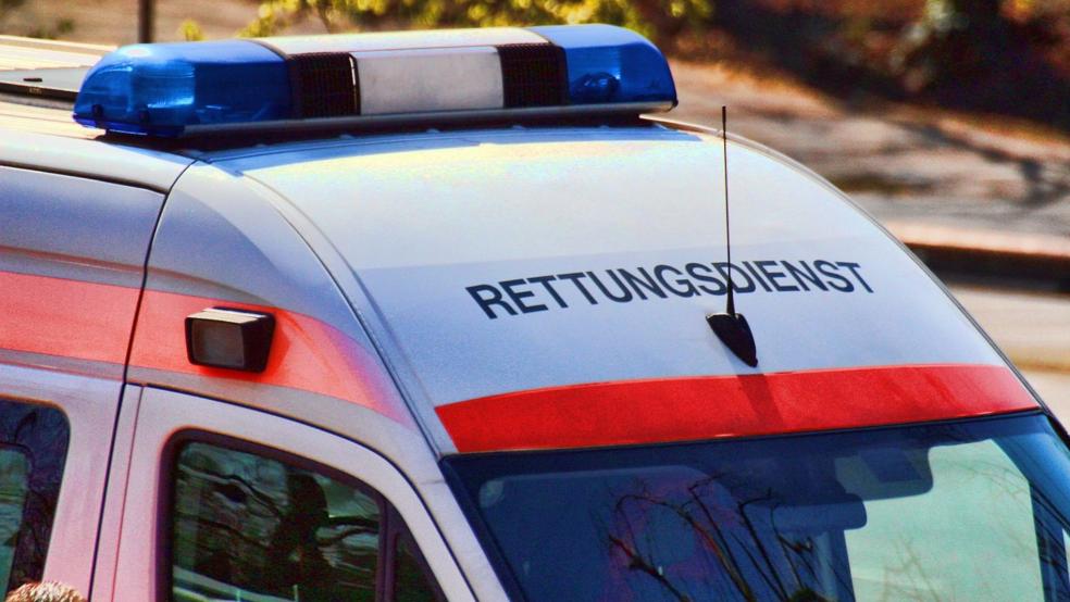 Mit schweren Verletzungen wurde ein Motorradfahrer aus Emden in ein Krankenhaus gebracht. © pixabay