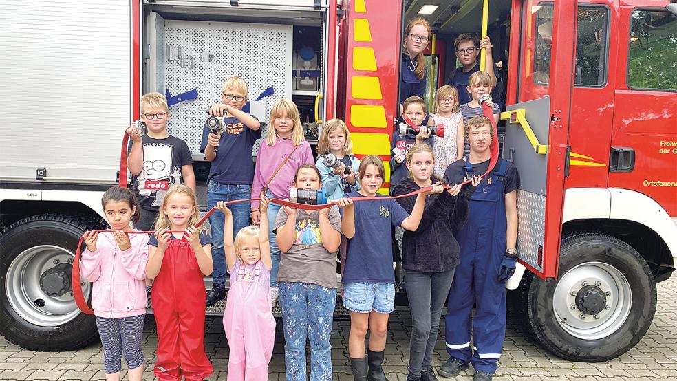 Eine Fahrt mit dem Feuerwehrauto, dessen Ausrüstung auch erklärt wurde, machte den Kindern offenbar viel Spaß.  © Kuper