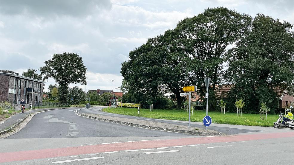 Auf der Tichelwarfer Straße, so SPD-Politiker Helmut Geuken, wird häufig zu schnell gefahren. Auch ist die Benutzung des Fuß- und Radweges, hier links im Bild, nicht ungefährlich.  © Foto: Hoegen