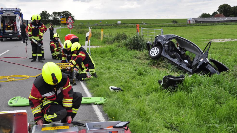 Zahlreiche Rettungskräfte waren nach dem Unfall vor Ort. © Wolters