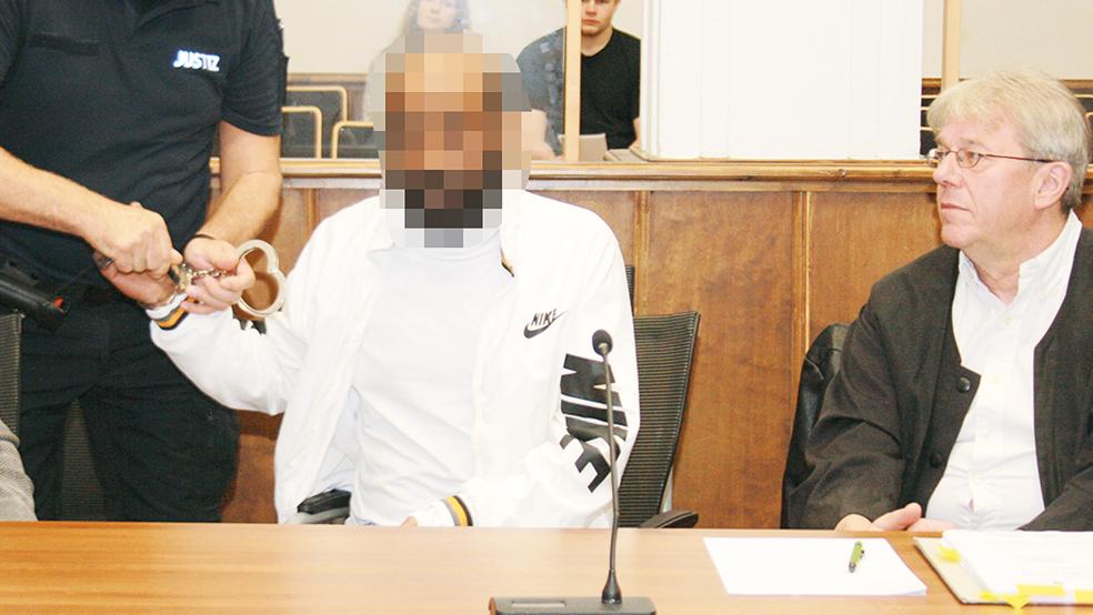 Dem 44-jährigen Angeklagten (Mitte) werden versuchter Mord, schwere Körperverletzung, gefährliche Körperverletzung und Bedrohung zur Last gelegt. Er wird von Rechtsanwalt Michael Schmidt (r.) verteidigt.  © Foto: Ricken