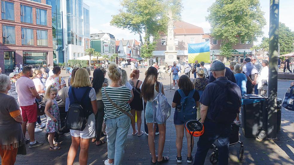 Rund 80 Teilnehmer kamen zur Mahnwache auf dem Denkmalplatz.  © Foto: privat
