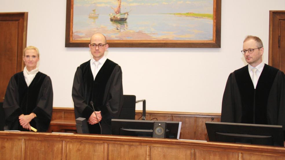 Die Schwurgerichtskammer des Landgerichts Aurich unter Vorsitz von Richter Björn Raap (Mitte) hat das Verfahren vom Schöffengericht des Amtsgerichts Aurich übernommen und im Mai einen Haftbefehl erlassen. © Ricken