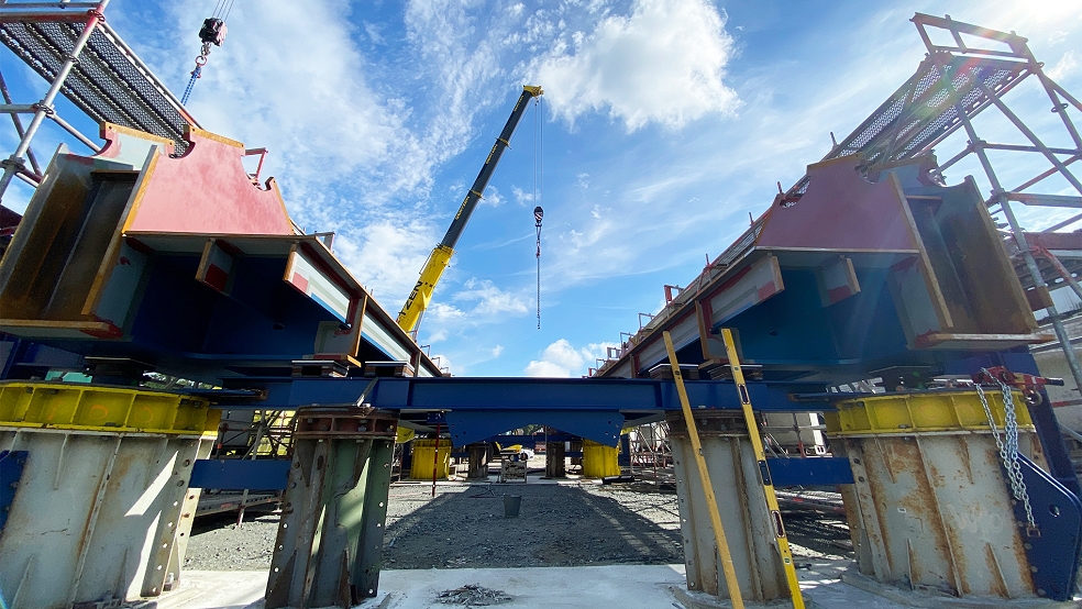 Die ersten Stahlteile der neuen Friesenbrücke lagern auf dem Gelände von EFG Port in Papenburg.  © Foto: Hanken