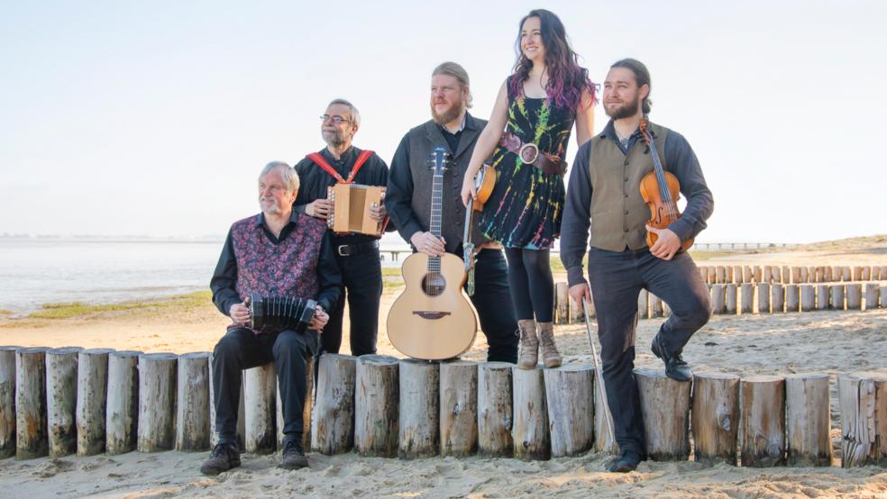 Das Folk-Trio »La Kejoca« bekommt musikalische Unterstützung von Jörg Fröse und Jan Holthuis. © Anneke Dunkhase