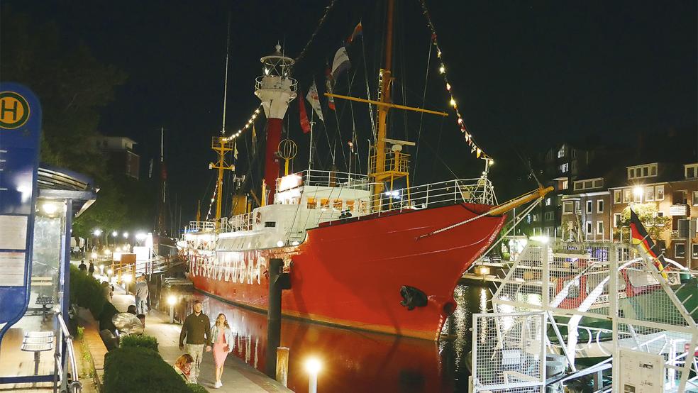 Zu einem stimmungsvollen Spaziergang am Delft lud das beleuchtete Feuerschiff an.  © Fotos: Jürgens