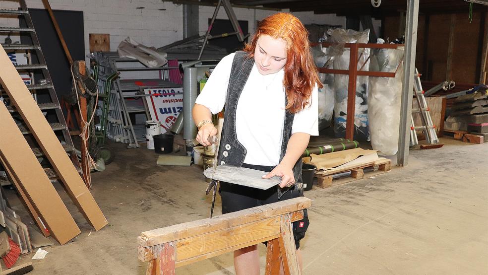 Kati Ewen beim Bearbeiten einer Schieferplatte.<br />  © Foto: HWK/J. Stöppel