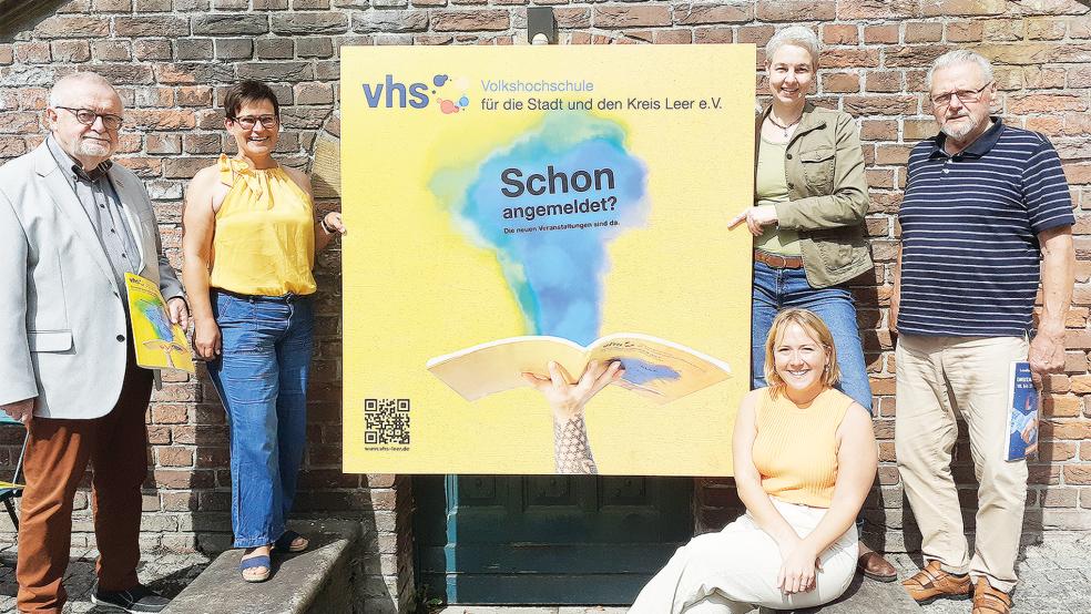 Jörg Furch (von links), Sabine Kasimir, Juliane Blech (sitzend), Marion Weber und Hans Fricke stellten das neue VHS-Programm vor.  © Foto: Berents