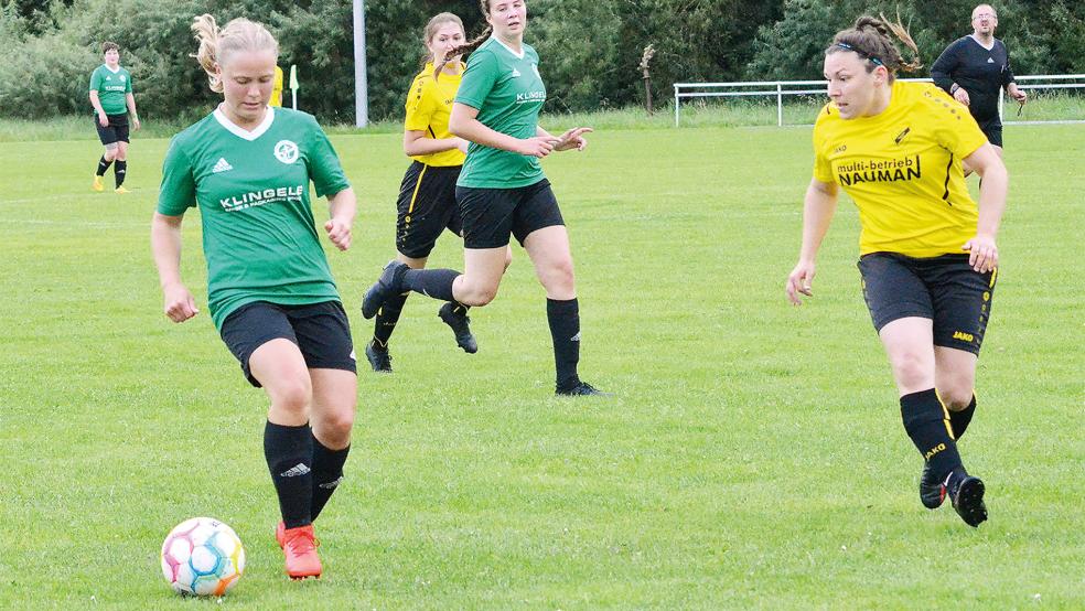 Kea Küpker (links, am Ball) war noch die auffälligste Offensivspielerin der SG Leer 04/Bingum beim Ligaauftakt gegen den TuS Eintracht Hinte.  © Foto: Ammermann