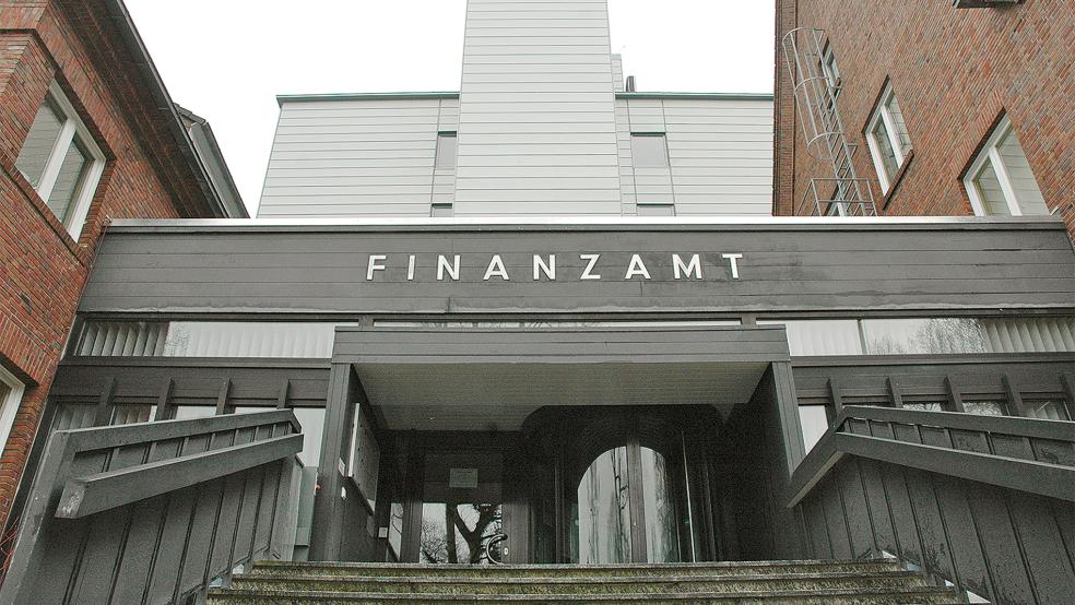 Die Gewerbesteuerhebesätze sind auch in der Stadt Leer erhöht worden. Das Foto zeigt das Leeraner Finanzamt.  © Foto: Szyska