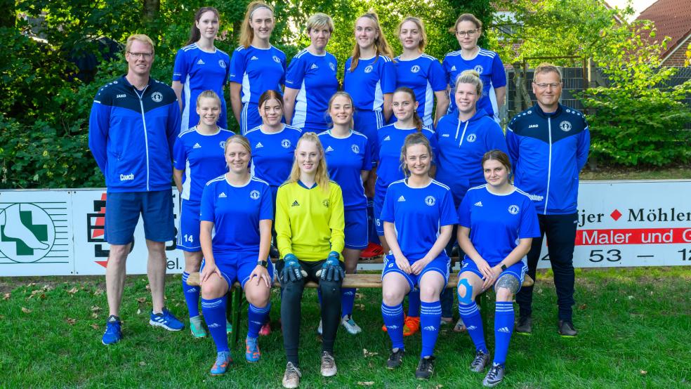 Die 1. Damen der Sportfreunde Möhlenwarf in der Saison 23/24. Obere Reihe von links: Nadine Santjer, Deike Engberts, Christiane Grest, Eva Engberts, Tanja Voß und Jana Heikens. Mittlere Reihe von links: Trainer Helmut Auen, Marie Smid, Rieke Modderman, Lorena Trey, Julia van Oostenrijk, Rianne Nieweg, Co-Trainer Rikus Trey. Untere Reihe von links: Svenja Krüger, Nadine Santjer, Melina Trey und Julia Albrecht. Es fehlen: Antje Sanders, Saskia Schoormann, Jasmin Schoormann, Femke Haken, Mareike Baumann, Harriet Nieweg, Michelle Frey und Wenke Modderman. © Bruins