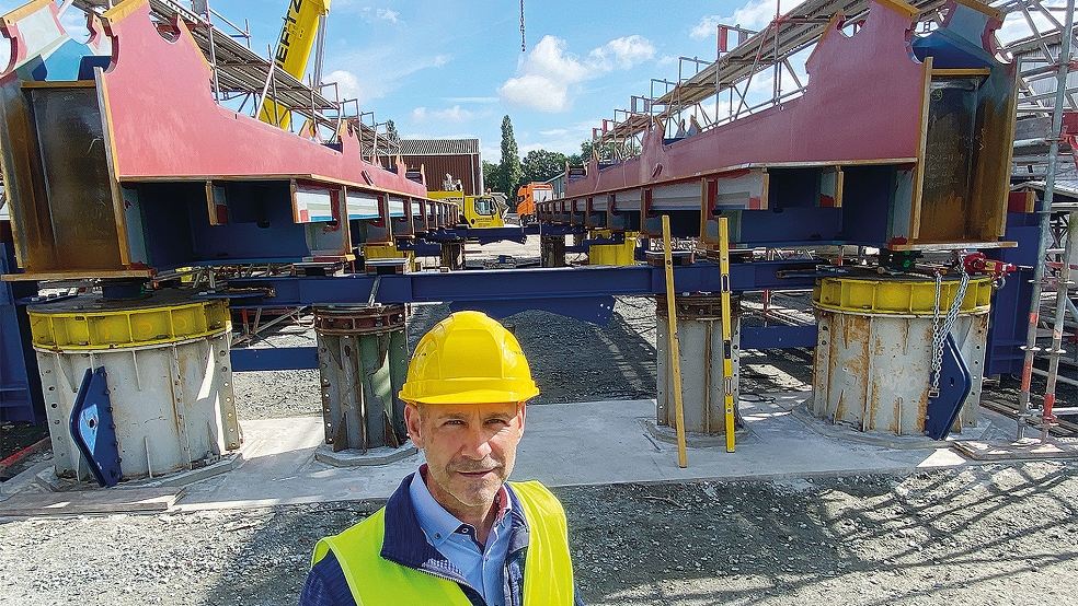 Der Anfang ist gemacht. EFG Port-Chef Holger Wedemann vor den ersten Stahlteilen der neuen Friesenbrücke.  © Foto: Hanken