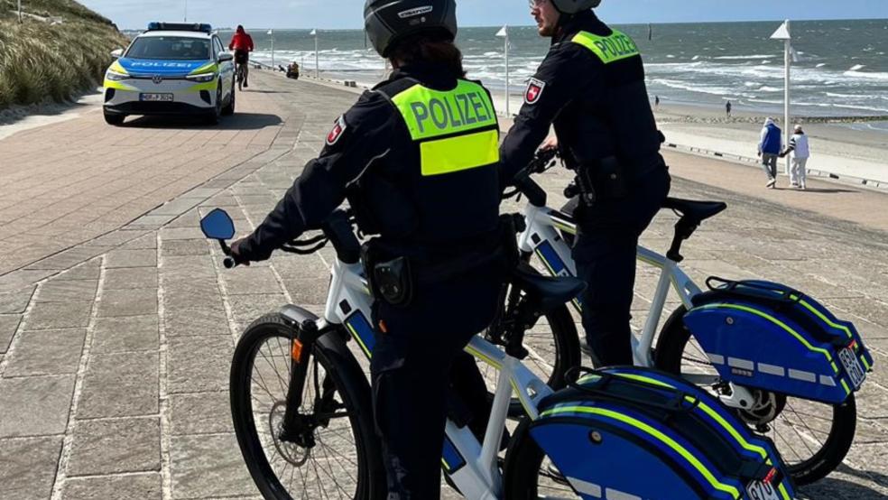 Ab heute werden vollelektrisch zwei Speed-Pedelecs und ein VW ID4 den Fuhrpark der Polizei Norderney verstärken.  © Polizei