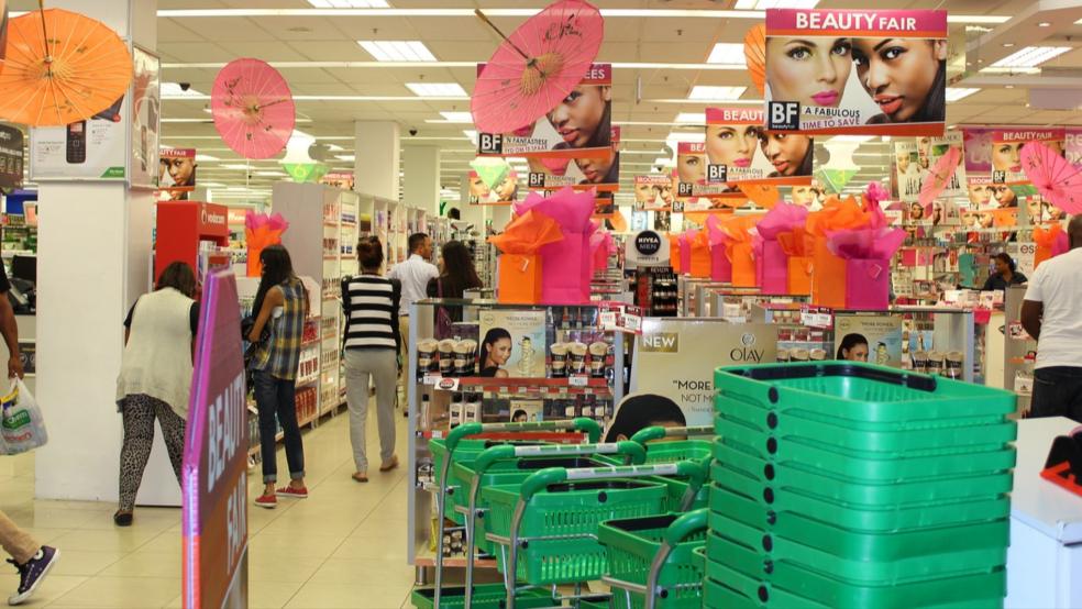 Aus einer Drogerie, hier ein Symbolfoto, in Emden haben zwei Ladendiebe hochwertiges Parfum gestohlen. Eine 35-jährige Angestellte wurde leicht verletzt, als sie versuchte, die beiden flüchtenden Täter aufzuhalten. © Pixabay