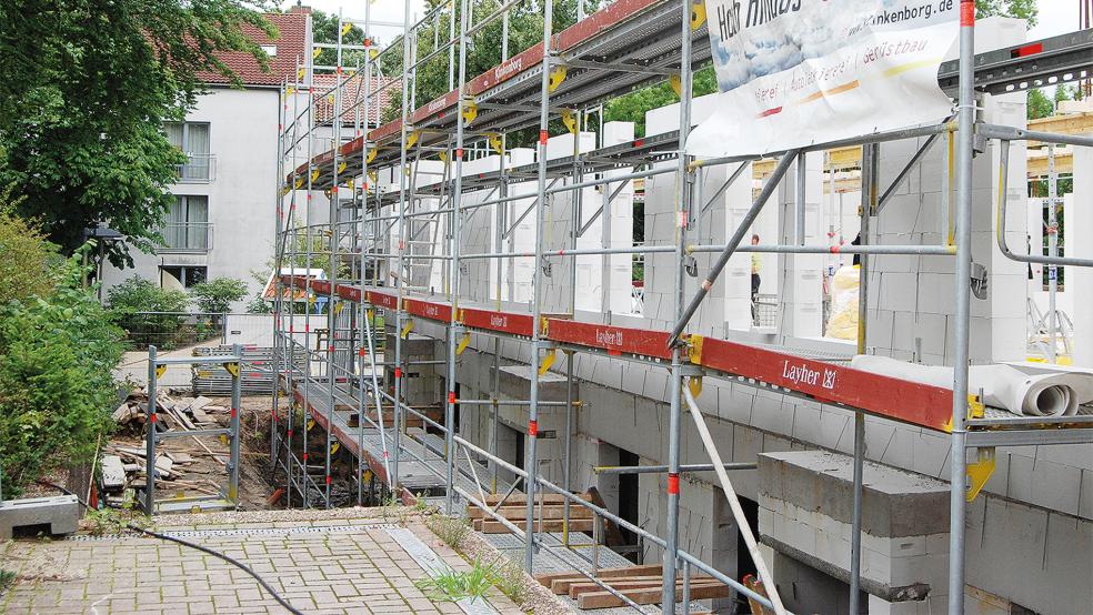 Die Bauarbeiten für den Anbau am Krankenhaus Rheiderland laufen. Wird hier das MVZ um Arztsitze erweitert?  © Foto: Hoegen