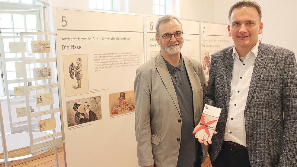 Theus Graalmann (links) und Bürgermeister Uwe Sap sind Teil des Arbeitskreises, der die Ausstellung »Abgestempelt« ins Steinhaus nach Bunderhee geholt hat.  © Fotos: Busemann