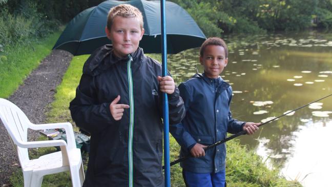 Junge Angler trotzen Wind und Wetter