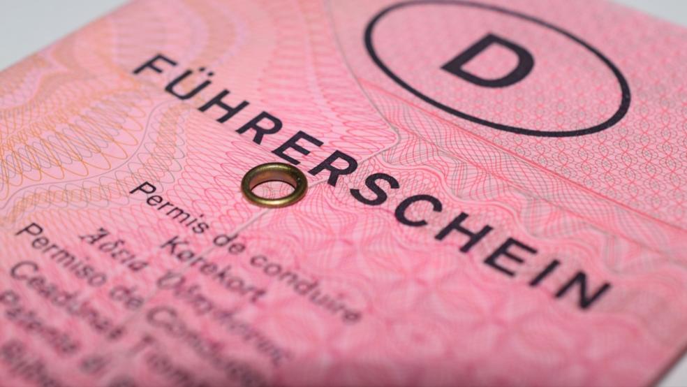 Oh rosa Lappen oder Scheckkarte, der 25-Jährige, den die Polizei jetzt innerhalb von fünf Tagen das zweite Mal in Emden anhielt, konnte keinen Führerschein vorweisen. © Pixabay