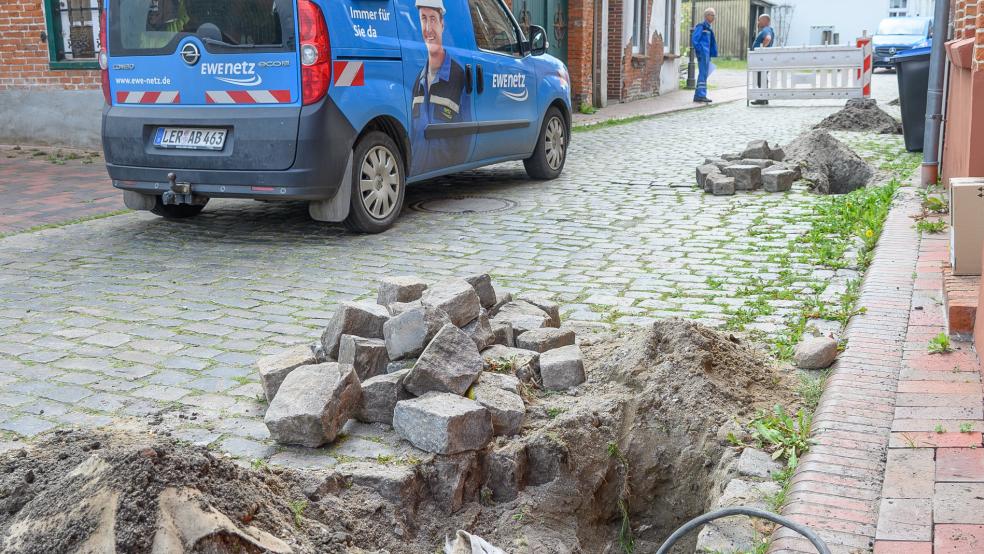 Bei Glasfaserarbeiten in der Burgstraße wurde heute Mittag die Stromleitung durchtrennt. Die EWE rückte an und sicherte die Gefahrenstelle ab. © Bruins