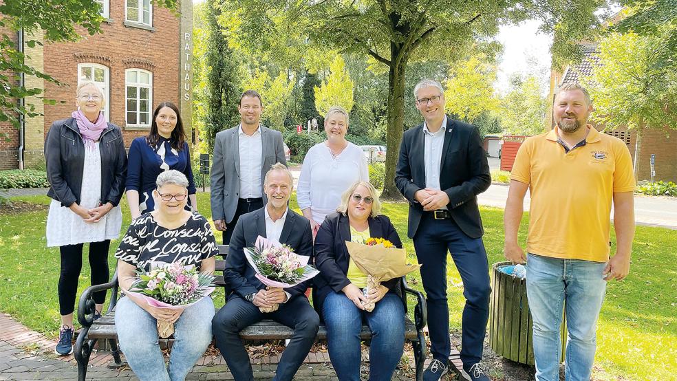 Die Jubilare (sitzend, von links) Anja Peters, Erster Stadtrat Hermann Welp und Sabrina Kuper wurden von Bürgermeister Heiko Abbas (Zweiter von rechts) ausgezeichnet. Zu den Gratulanten gehörten (von links) Gleichstellungsbeauftragte Angelika Janßen-Harms, Fachbereichsleiterin Xenia Nording, Fachbereichsleiter Ingo Großpietsch, stellvertretende Fachbereichsleiterin Traute Abbas und Michael Czerniakowski (Personalrat).  © Foto: Stadt Weener