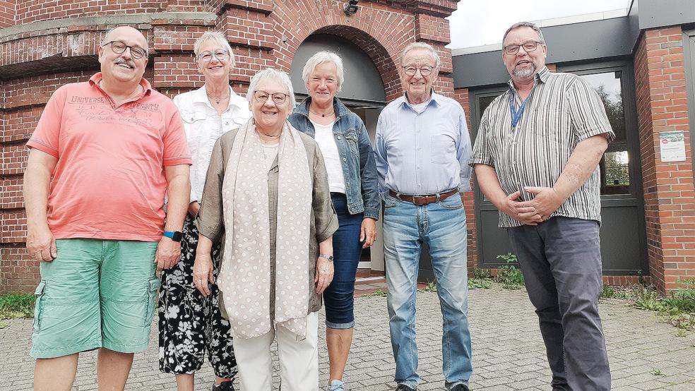 Angelika Janßen-Harms (Zweite von links) und die Mitglieder des Seniorenbeirates Detlef Schoormann (von links) Barbara Schmidt, Franziska Swart (stellvertretende Vorsitzende), Bernhard Buß und Dieter Hilbrands (Vorsitzender) freuen sich über die gute Zusammenarbeit im Beirat an sich und mit der Stadt Weener.  © Foto: Berents