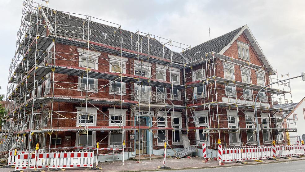 Komplett eingerüstet wurde das frühere Hotel »Zur Blinke«. Nun beginnt die Sanierung des prominenten Gebäudes im Bunder Ortskern.  © Foto: Hanken