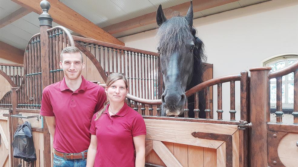 Nico Graalmann hat seine Ausbildung mit der Note 1,9 abgeschlossen. Dafür wurde er von Stallmeisterin Nadja Stellmacher »hervorragend vorbereitet«, lobt Helmuth Brümmer.  © Foto: Berents