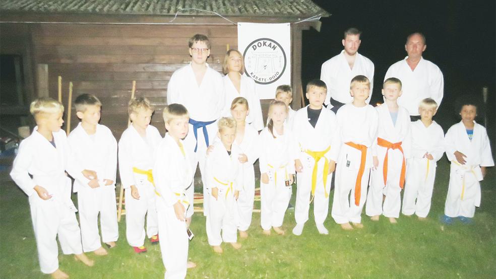 Diese Kinder übten Karate im Dunkeln.  © Foto: privat