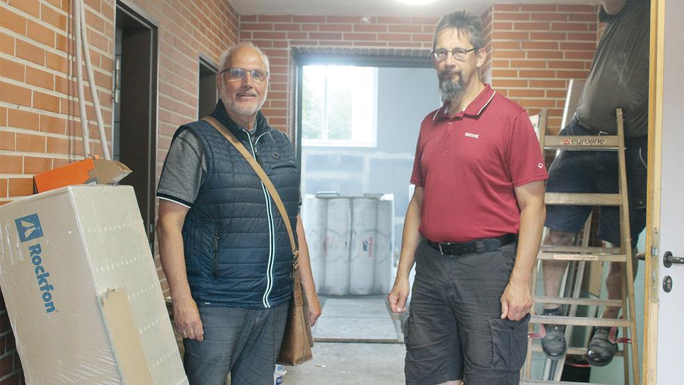 Die Sanierung der Enno-Beck-Halle des TuS Weener (im Hintergrund) war für Alfred Köller (links) ein Herzensprojekt, das er umsetzen konnte. Nun müssen die Vorstandskollegen (rechts Kassenwart Wolfgang Hermann) ohne ihren 1. Vorsitzenden die Geschicke des Vereins leiten.  © Foto: Berents