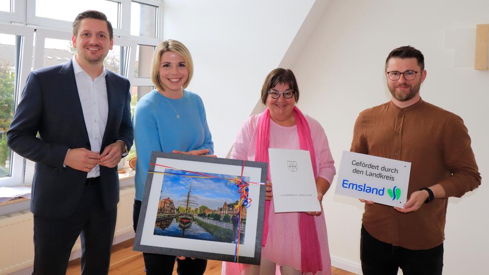 Gratulierten Ute Graf (Dritte von links) zur Praxiseröffnung: André Schulte-Pinkhaus von der Wilhelm Schulte Immobiliengruppe, Papenburgs Bürgermeisterin Vanessa Gattung und Timo Deiters vom Landkreis Emsland.  © Foto: Auf Kurs Marketing