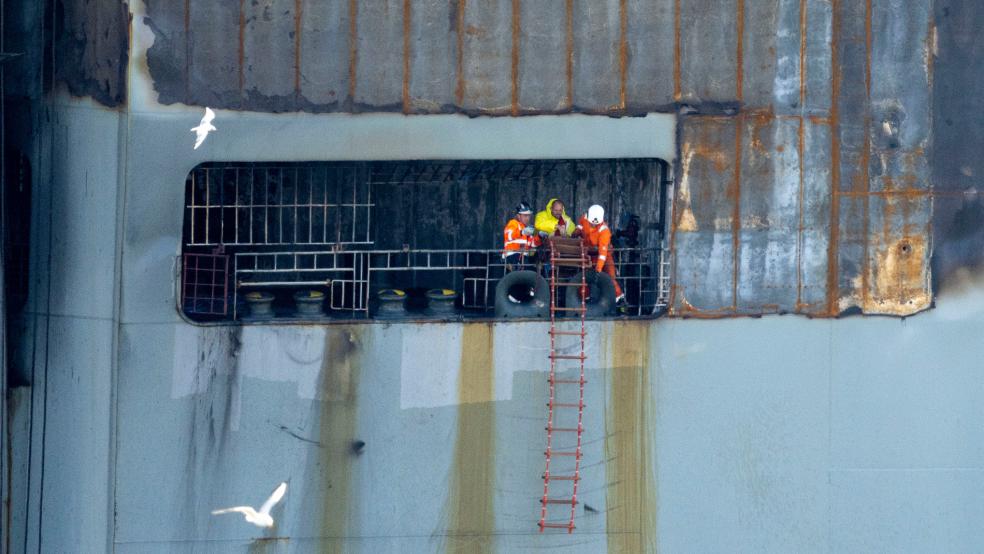 Die auf den unteren vier Decks der »Fremantle Highway« stehenden Autos sollten nach Passieren einer Waschanlage vom Schiff geholt werden. © Dejong (dpa)