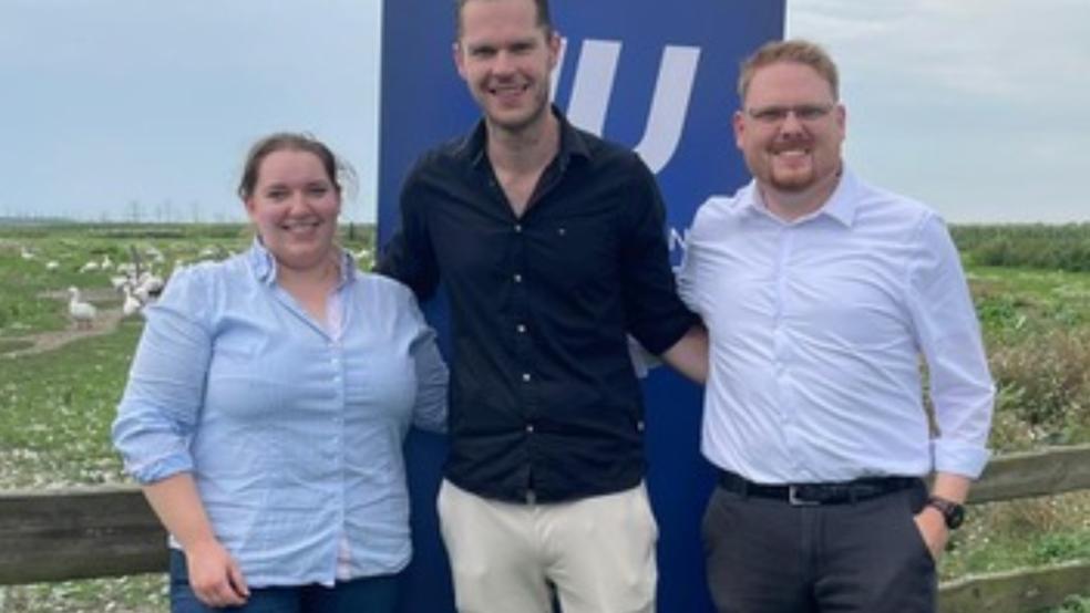 Die bisherige Geschäftsführerin Meike Lübbers aus Weener zusammen mit dem bisherigen Bezirksvorsitzenden Malte Blümel aus Jemgum (rechts) und dessen Nachfolger Reiner Eilers aus Emden. © Junge Union